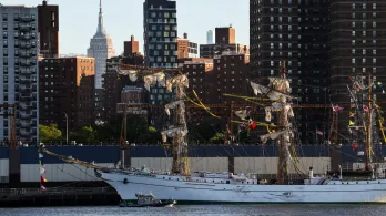Dos muertos por choque de buque mexicano contra puente de Brooklyn
