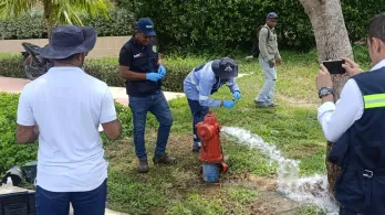 Técnicos revisando el acueducto.