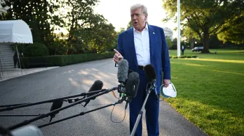 Donald Trump en la Casa Blanca, antes de embarcar en el Air Force One rumbo a La Haya (Países Bajos)