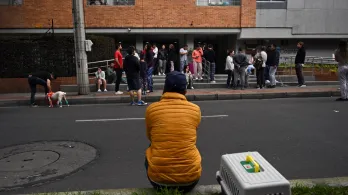 Persona sentada en un andén.
