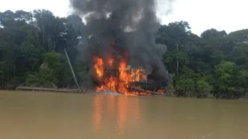 Ejército explotando el laboratorio