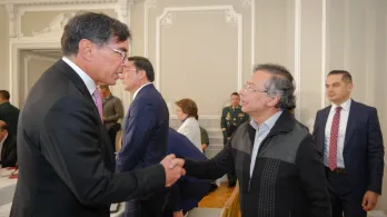 Álvaro hernán Prada y el presidente Gustavo Petro en la Comisión de Garantías