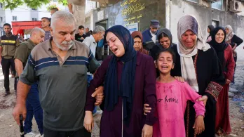 Familia palestina llorando por la pérdida de un ser querido en Gaza, cuando iba a recoger ayuda humanitaria