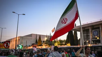 Bandera de Irán en protesta en Atenas