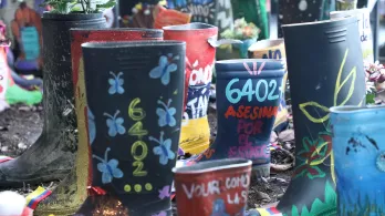 Botas conmemorativas a la víctimas de los 6402 falsos positivos