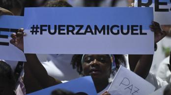 Persona con cartel en apoyo a Miguel Uribe.