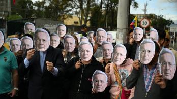Personas con máscaras de Álvaro Uribe.