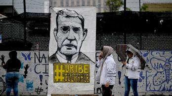 Muro con la imagen de Álvaro Uribe.