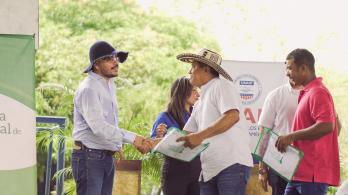 Avanza en la Reforma Agraria con entrega de tierras a comunidades desplazadas