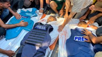 La gente llora los cuerpos de los periodistas palestinos Moaz Abu Taha (izq.), el fotoperiodista Hussam al-Masri, contratista de Reuters, (centro), y el fotoperiodista de Al-Jazeera Mohamed Salama, (der.), que murieron en un ataque israelí contra el hospital Nasser en Khan Yunis, en el sur de la Franja de Gaza.
