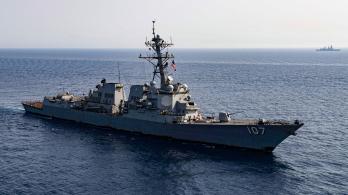 Esta fotografía facilitada por el Servicio de Distribución de Información Visual de Defensa de EE. UU. (DVIDS) muestra al destructor lanzamisiles clase Arleigh Burke USS Gravely (DDG 107) de la Armada de EE. UU.