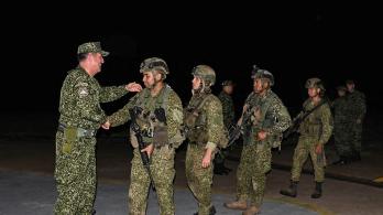comandante de las Fuerzas Armadas de Colombia, almirante Francisco Cubides, estrecha la mano a soldados del ejército tras su liberación en San José del Guaviare.