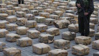 Policía custodia cargamento de marihuana decomisado.