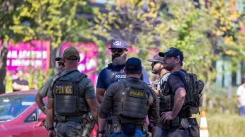 La policía metropolitana de Washington D. C., agentes del ICE y del HSI establecen un control de carretera y comprueban si los conductores han cometido infracciones en Georgia Avenue.