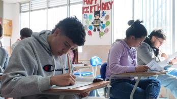 Estudiantes presentando la prueba del ICFES.