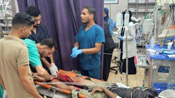 Los médicos operan la pierna herida de un paciente que se encuentra en la sala de traumatología del Complejo Médico Nasser en Khan Yunis, en el sur de Gaza.