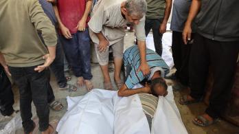 Un palestino llora sobre los cuerpos cubiertos con sábanas de sus familiares, muertos en un ataque israelí contra una panadería improvisada instalada en una tienda de campaña en la calle Al-Nassr, en la ciudad de Gaza.