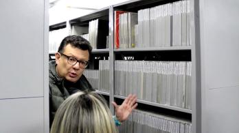 Gerente Hollman Morris con el archivo de la HJCK.