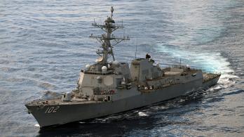 El destructor lanzamisiles USS Sampson navega cerca de la costa colombiana en el océano Pacífico.