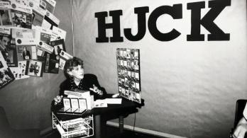 Gloria Valencia de Castaño en instalaciones de la HJCK.