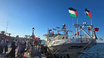 Personas posan para una foto frente al barco Omar al-Mukhtar, un barco libio que zarpó el 17 de septiembre para unirse a la Flotilla Global Sumud, en el puerto de Trípoli.