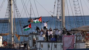 El primer barco «Sirius» de una flotilla civil, que transporta activistas pro palestinos y ayuda humanitaria y cuyo objetivo es romper el bloqueo israelí de la Franja de Gaza, zarpa del puerto de Barcelona.
