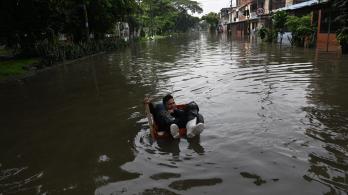 Persona en medio de inundación.