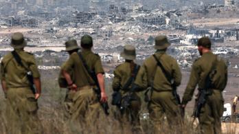 Soldados del ejército israelí observan los edificios destruidos en la Franja de Gaza mientras se encuentran en la frontera con el territorio palestino.