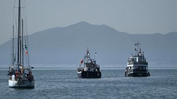 Un barco (R), conocido como «La Familia» y que forma parte de la Flotilla Global Sumud, está anclado frente a la costa del pueblo de Sidi Bou Said. 