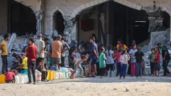 Los palestinos desplazados por el conflicto hacen cola para recoger agua en el complejo residencial Hamad City, construido por Catar, en el noroeste de Jan Yunis, en el sur de la Franja de Gaza.