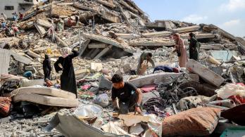 Palestinos registran los escombros de la torre al-Ghafari tras su destrucción por los ataques aéreos israelíes en la ciudad de Gaza el 15 de septiembre de 2025. El ejército israelí había anunciado el 9 de septiembre que actuaría con «gran fuerza» en la ciudad de Gaza y ordenó a los residentes que abandonaran la zona, al tiempo que intensificaba su mortífero asalto al mayor centro urbano del territorio palestino.  Traducción realizada con la versión gratuita del traductor DeepL.com