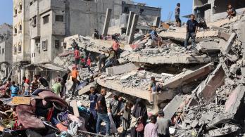 Palestinos inspeccionan un edificio destruido tras el bombardeo nocturno del ejército israelí sobre el campo de refugiados palestinos de Al-Shati, al oeste de la ciudad de Gaza.