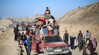 Los palestinos desplazados se desplazan con sus pertenencias hacia el sur por una carretera en la zona del campo de refugiados de Nuseirat, en el centro de la Franja de Gaza, tras las nuevas órdenes de evacuación de Israel para la ciudad de Gaza.