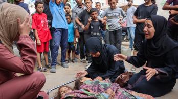 Los familiares lloran junto a los cadáveres de Layan, de 2 años, e Iman Salem, de 5, que murieron en los ataques israelíes contra su tienda de campaña en el barrio de Al-Nasr, en el hospital Al-Shifa de la ciudad de Gaza.
