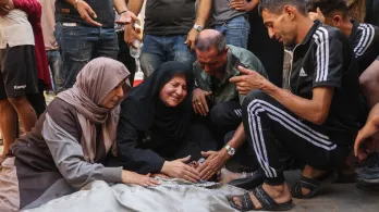 Los palestinos lloran junto al cadáver de un familiar asesinado en los ataques israelíes contra la ciudad de Gaza al amanecer, en el hospital Al-Shifa. 