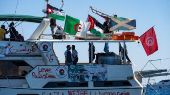 Miembros del grupo de barcos de la Flotilla Global Sumud hacia Gaza se ven amarrados en la pequeña isla de Koufonisi, al sur de la isla de Creta.
