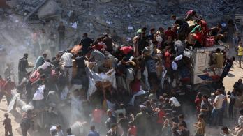 Los palestinos se apresuran a recibir paquetes de alimentos después de que los camiones de ayuda entraran por el paso fronterizo de Karem Abu Salem, en Jan Yunis, al sur de la Franja de Gaza.