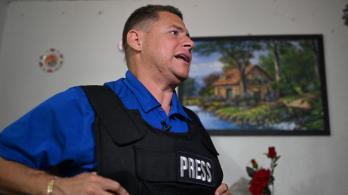 Periodista denuncia aislamiento y tortura psicológica tras ser detenido mientras transmitía protesta contra Trump