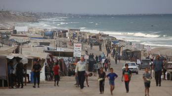 Los palestinos desplazados comienzan su día en un campamento improvisado junto a la playa en la ciudad de Al-Zawayda, cerca de Deir al-Balah, en el centro de la Franja de Gaza. 