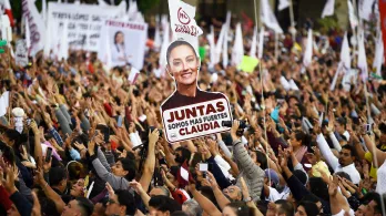 Los partidarios de la nueva presidenta de México, Claudia Sheinbaum, asisten a una ceremonia en la que ella recibe un bastón ceremonial de manos de los pueblos indígenas en la plaza del Zócalo de la Ciudad de México.