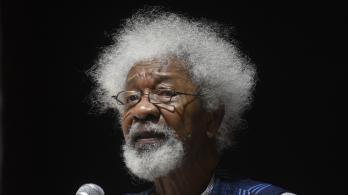 El escritor nigeriano Wole Soyinka habla durante una conferencia para conmemorar el 50 aniversario del fin de la Guerra Civil de Nigeria en Lagos.
