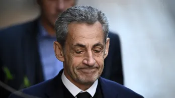 El expresidente francés Nicolas Sarkozy abandona su residencia para presentarse en la prisión de La Santé, donde cumplirá una condena de cinco años tras ser declarado culpable de conspiración criminal por un plan para que el difunto dictador libio Muamar el Gadafi financiara su campaña electoral de 2007, en París.