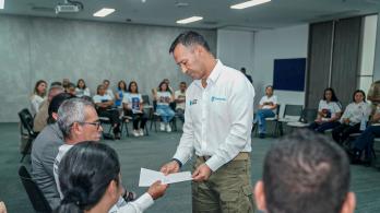 Con profundo respeto, el ministro @PedroSanchezCol  entregó cartas de condolencias a 21 familias víctimas de ejecuciones extrajudiciales en Casanare. Cada carta fue más que un gesto protocolario: representó un acto de humanidad, un mensaje de reconocimiento y de verdad frente a un dolor que nunca debió existir.