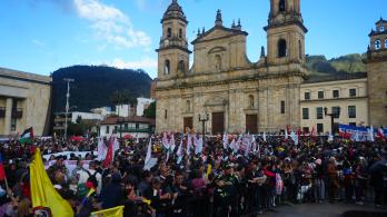 unto a miles de ciudadanos que llenaron la Plaza de Bolívar en Bogotá en una gran concentración en respaldo al presidente Petro