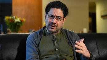 El senador colombiano Iván Cepeda habla durante una entrevista con la AFP en su apartamento de Bogotá.