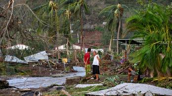 Una familia de la localidad de El Cobre, en la provincia de Santiago de Cuba, permanece en su casa destruida tras el paso del huracán Melissa.