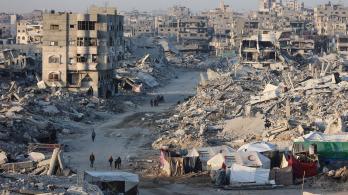 Palestinos caminan entre los escombros de edificios destruidos en el barrio de Sheikh Radwan, en la ciudad de Gaza.