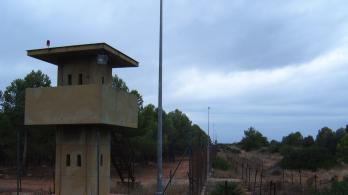 Torre de vigilancia y cercado de separación en la Base Militar extranjera como quiere instalar Daniel Noboa