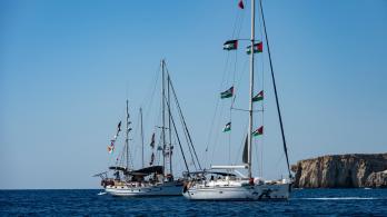 Miembros del grupo de barcos de la Flotilla Global Sumud hacia Gaza se ven amarrados en la pequeña isla de Koufonisi, al sur de la isla de Creta.