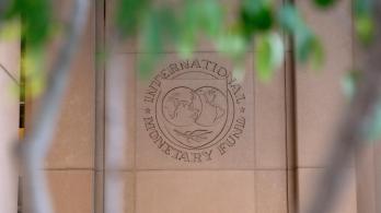 El logotipo del Fondo Monetario Internacional (FMI) se muestra en el exterior de su sede en Washington, D.C.